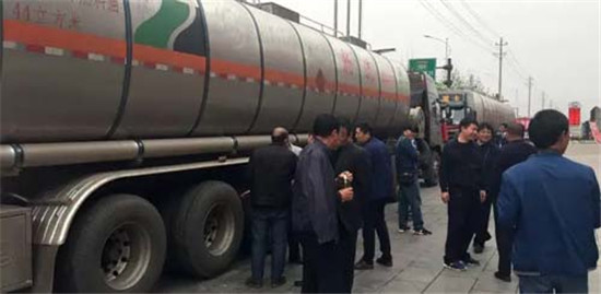 中集凌宇：三晉大地現(xiàn)新潮液罐車，引來(lái)200多人圍觀