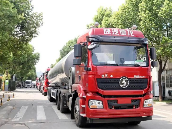 疫情之下，海外客戶(hù)線(xiàn)上訂車(chē)，20臺(tái)凌宇罐車(chē)批量交付！