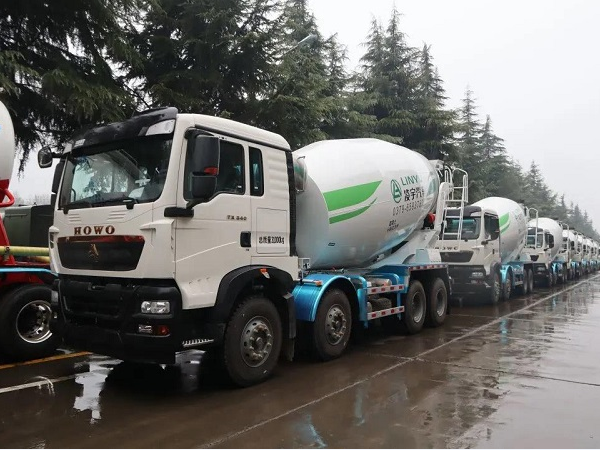 春雨濛濛，氣勢如虹！凌宇攪拌車震撼發(fā)車！